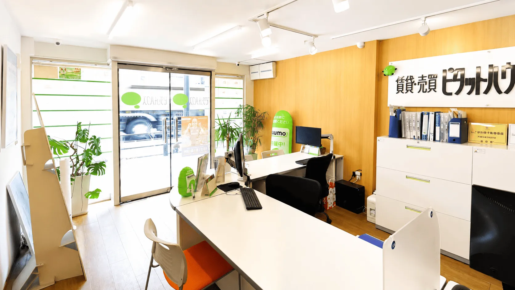 ピタットハウス守口店の明るい店内